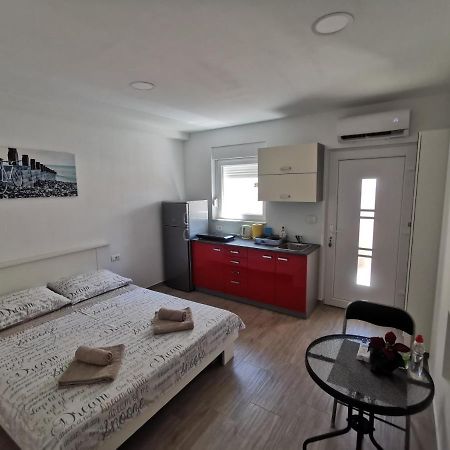 Twins Apartment Пула Екстериор снимка