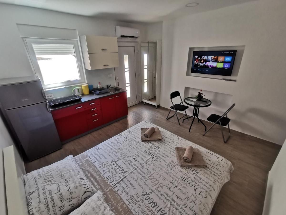 Twins Apartment Пула Екстериор снимка