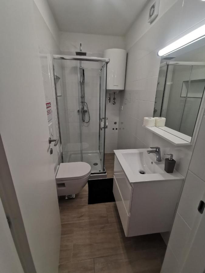 Twins Apartment Пула Екстериор снимка
