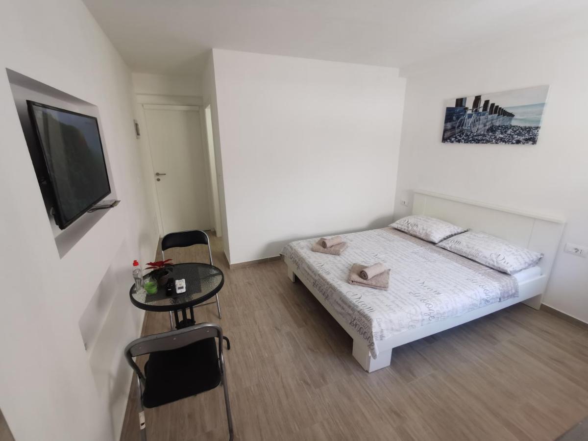 Twins Apartment Пула Екстериор снимка
