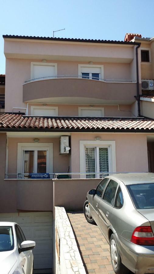 Twins Apartment Пула Екстериор снимка